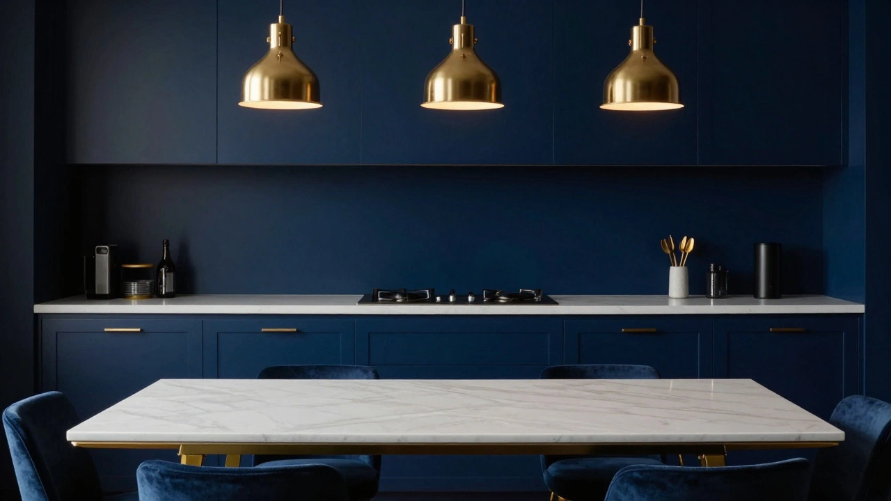 Интерьер кухни с акцентной темно-синей стеной и золотистыми деталями